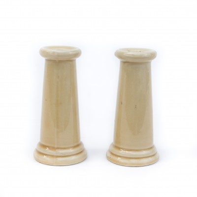 Para ceramicznych świeczników o kolumnowej formie. Ceramika szkliwiona